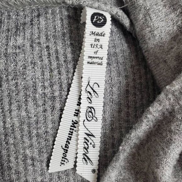 Leo & Nicole Medium Gray Ribbed Knit Asymmetrical Button Pullover Sweater USA - Picture 4 of 7
